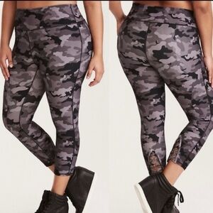 Torrid GRAY LATTICE BACK CAMO CROP ACTIVE LEGGING Size 3